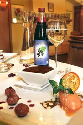 Frisch und fruchtig in den Sommer: Bio-Sirup der PERGER Säfte GmbH als Party-Mixgetränk oder zum Dessert Bild: Frisch und fruchtig in den Sommer: Bio-Sirup der PERGER Säfte GmbH als Party-Mixgetränk oder zum Dessert