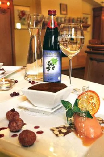 Bild: Frisch und fruchtig in den Sommer: Bio-Sirup der PERGER Säfte GmbH als Party-Mixgetränk oder zum Dessert