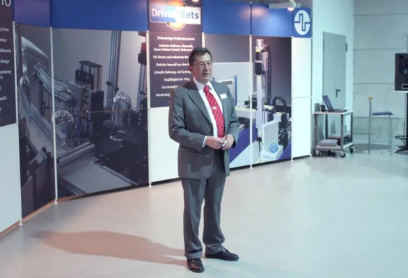 Bild: Neue Systec-Montagehalle fröhlich eingeweiht