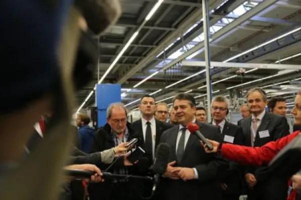 Bild: Vizekanzler bei ebm-papst - Sigmar Gabriel besuchte Produktionsstandort in Mulfingen-Hollenbach