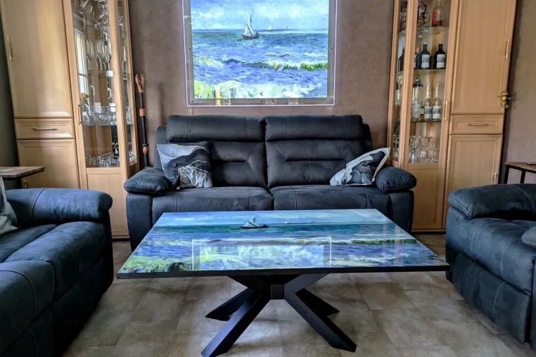 Bild: Bänke, Tische und Wandschmuck mit individuellen Motiven bei MARAMORE