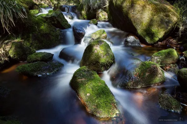 Bild: Talsperren, Felsen und Täler mit Wasserfällen