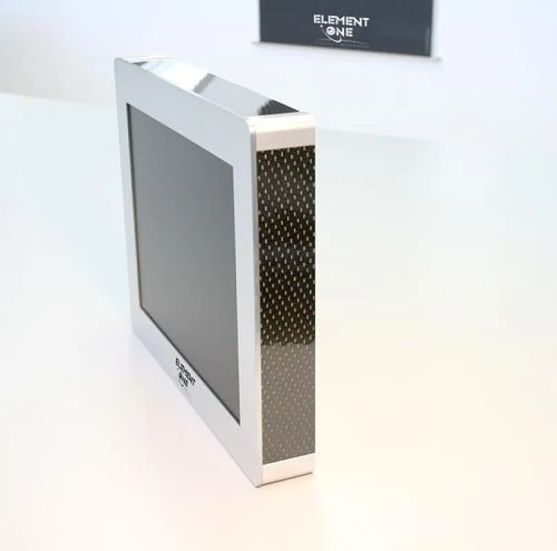 Das digitale Informationsschild Signis von Element One. Jetzt auch in Aluminium mit Carbon-Zierband.