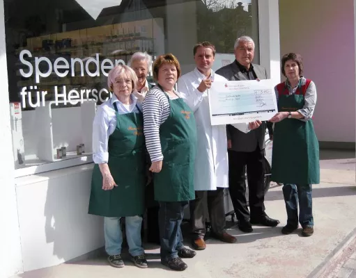 Ausgelassene Freude: Bahnhof-Apotheke spendet 510 Euro an die Herrschinger Tafel Bild: Ausgelassene Freude: Bahnhof-Apotheke spendet 510 Euro an die Herrschinger Tafel