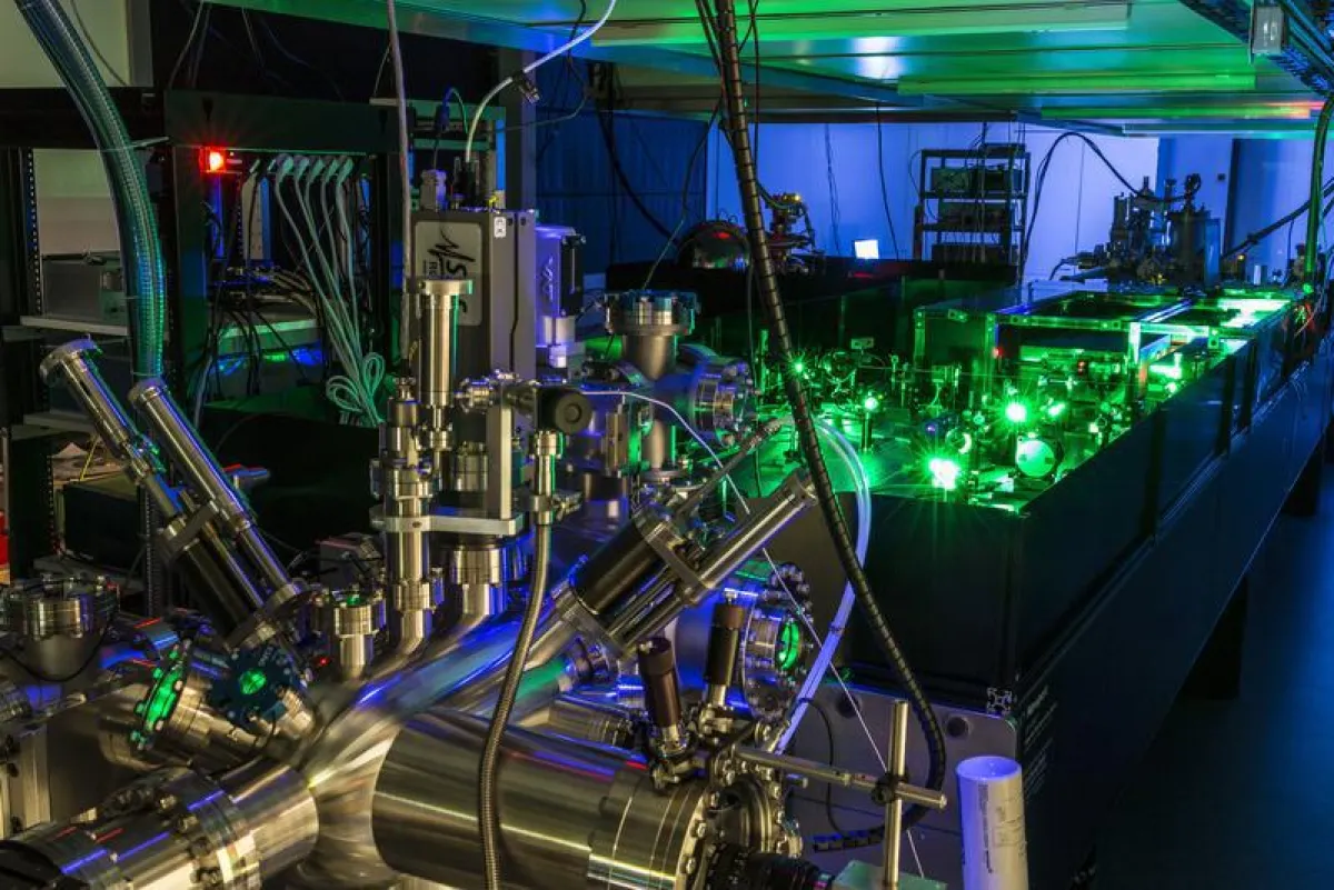 Im Labor: Vorne eine Ultrahochvakuumanlage zur Elektronenstreuung, hinten ein Femtosekunden-Lasersystem zur Erzeugung von Elektronen-Pulsen. (Foto: K.E. Priebe)