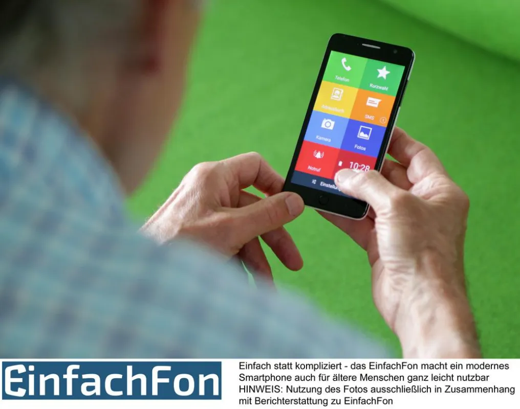 Pressebild EInfachFon: Endlich ein einfaches Seniorenhandy, das auch gut aussieht