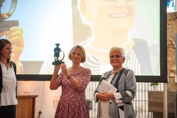 Auszeichnung „Hamburger Tüddelband“ 2016 für Kirsten Boie Bild: Auszeichnung „Hamburger Tüddelband“ 2016 für Kirsten Boie