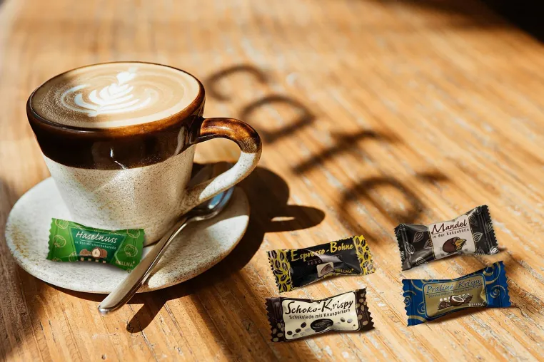 Bild: Lieblinge an der Tasse als Tassenbeigabe von Hellma: Haselnuss in Vollmilchschokolade