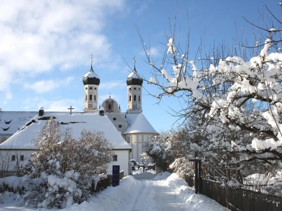 Das Kloster Benediktbeuern im Winter.