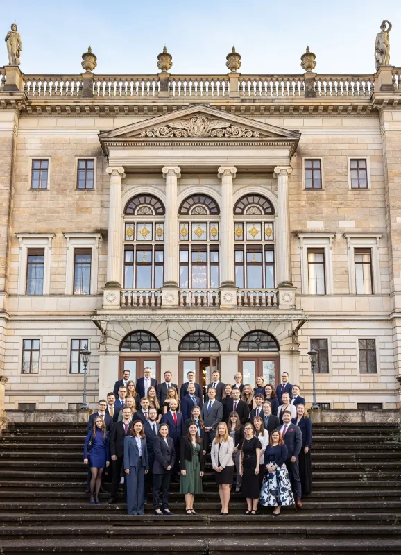42 Absolventen des Jahrgangs 2025 ließen sich zur Steuerberaterin bzw. zum Steuerberater bestellen. (© Steuerberaterkammer Sachsen, Steffen Runke)
