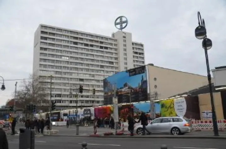 Bild: BIKINI BERLIN - Bauzaun macht Projekt schon jetzt erlebbar