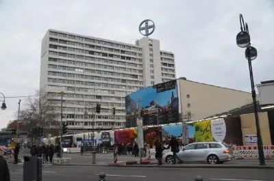 Bild: BIKINI BERLIN - Bauzaun macht Projekt schon jetzt erlebbar
