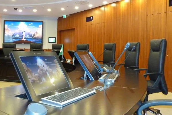 Innerhalb von nur drei Wochen installiert Kuchem eine Konferenzanlage in Afrika Bild: Innerhalb von nur drei Wochen installiert Kuchem eine Konferenzanlage in Afrika