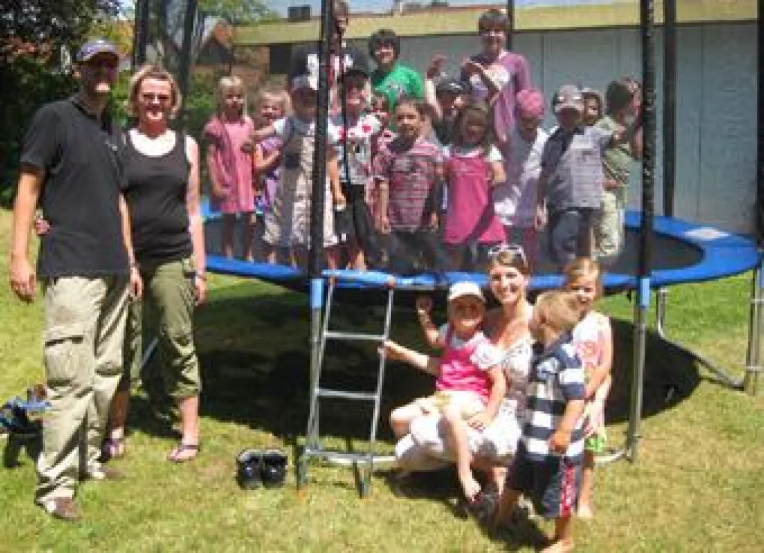 Im Kindergarten St. Jakob freuen sich Leiterin Magdalena Heim (vorne rechts) und ihre Kinder über das neue Trampolin, gespendet von Ingo und Britta Wegner (vorne links) von der Geld für Müll GmbH (Fot