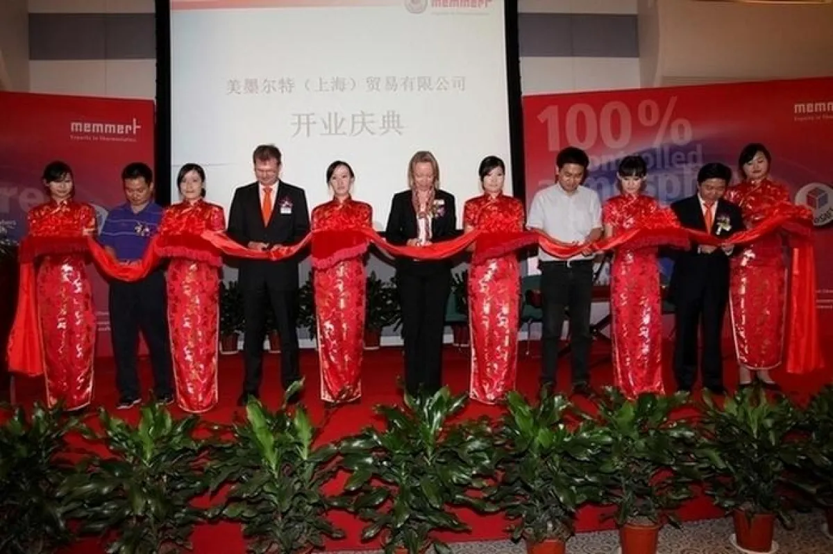 Memmert Geschäftsleitung und chinesische Offizielle bei der feierlichen Eröffnung