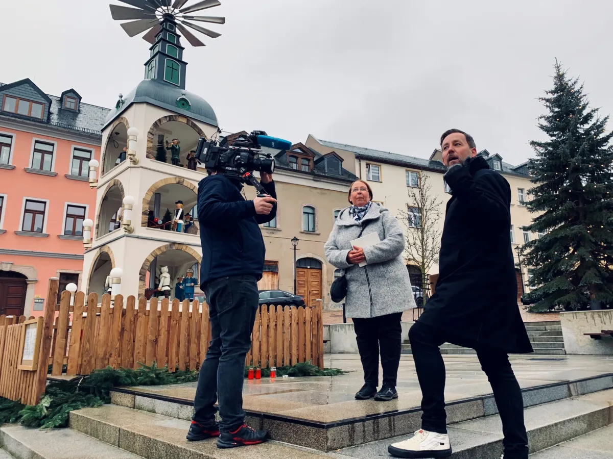 beim Filmdreh auf dem Altmarkt in Kirchberg (© Ole Egil Størkson, NRK TV)