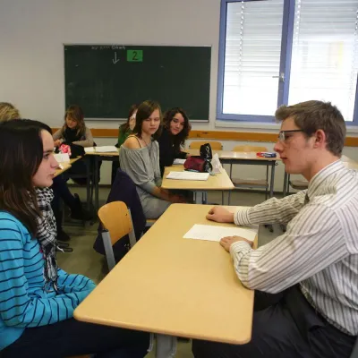 Bild: Volksbank Mönchengladbach-Azubis trainieren mit Gesamtschülern die richtige Bebwerbung