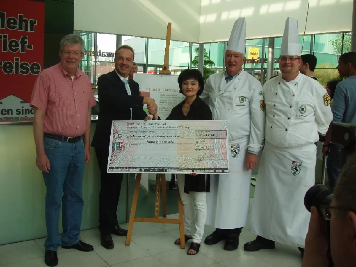 Scheckübergabe an den Anna Kinder e.V.