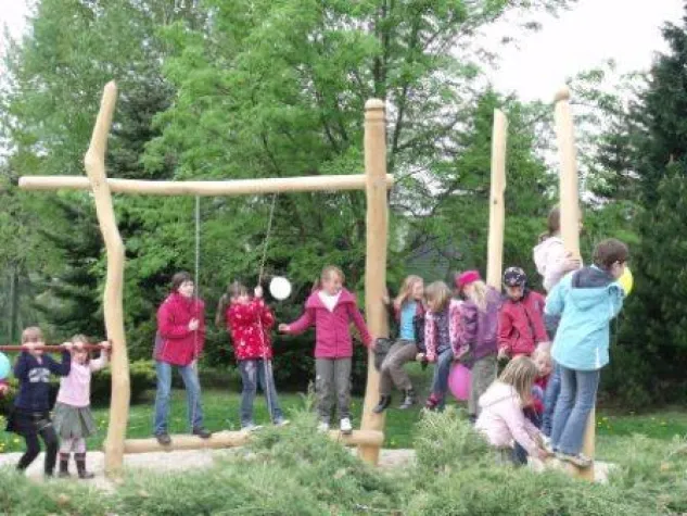 Leo-Club Pirna spendet Kletterkombination Bild: Leo-Club Pirna spendet Kletterkombination