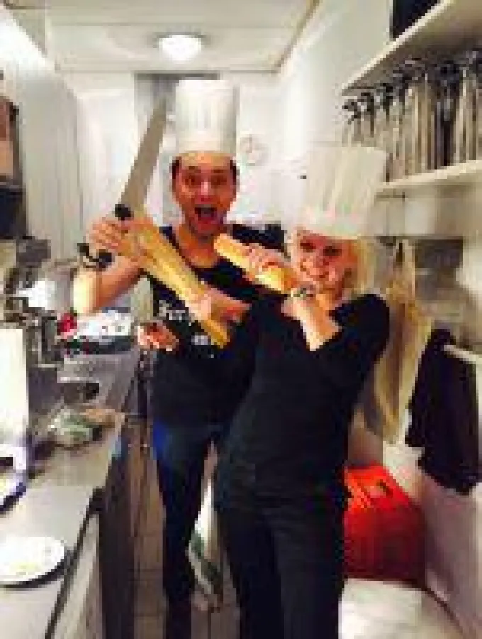 Designer Julian F.M. Stoeckel und Auberge-Inhaberin Antje Last in der Hotelküche.