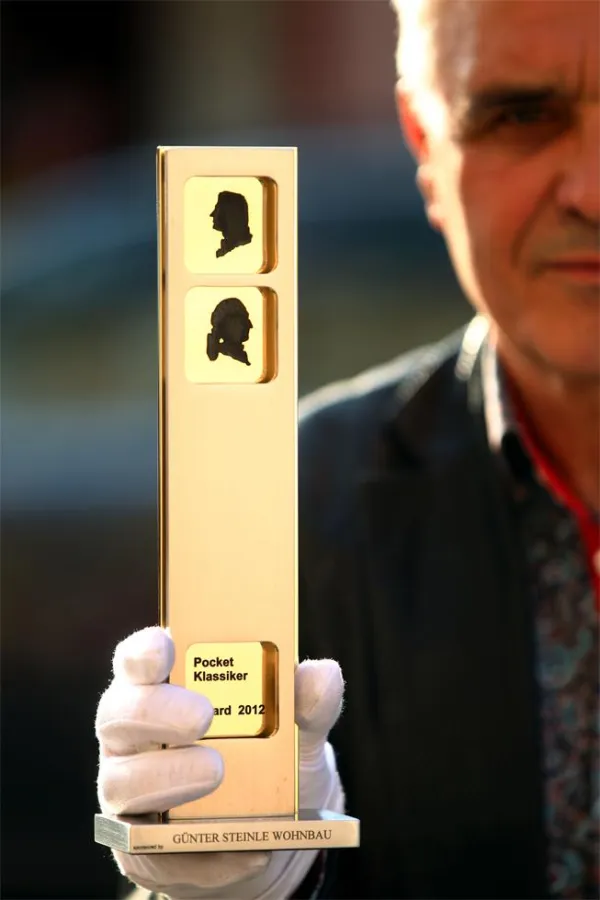 Festivalmacher Heinz Koch mit dem von Felix Burgel gestalteten 