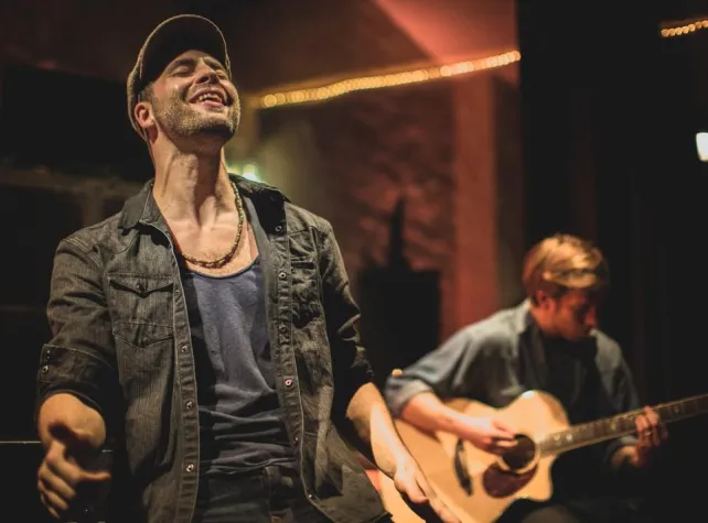 Bild: Mic Donet gibt private Unplugged-Session vor Prominenten