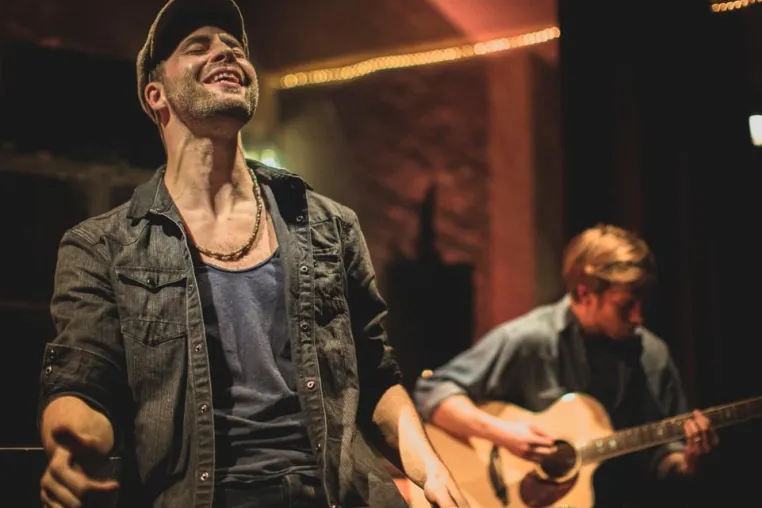 Bild: Mic Donet gibt private Unplugged-Session vor Prominenten