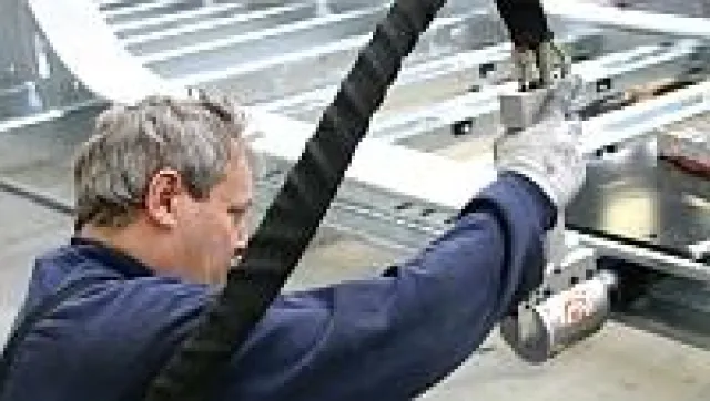 Bild: Befestigungssysteme von Alcoa Fastening Systems machen Sattelauflieger von Humbaur sicherer