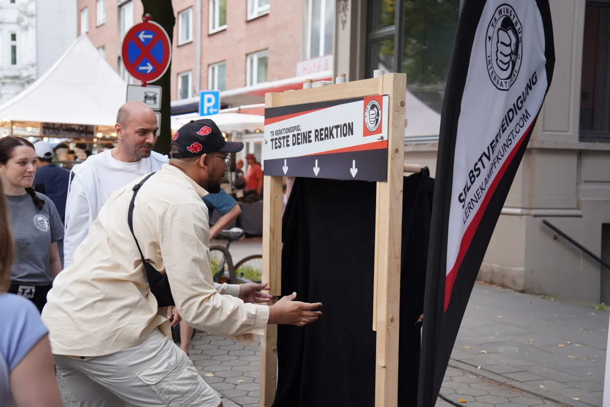 Zahlreiche Besucher stellten ihre Reaktionen und Aufmerksamkeit unter Beweis. (© TA WingTsun Hamburg)