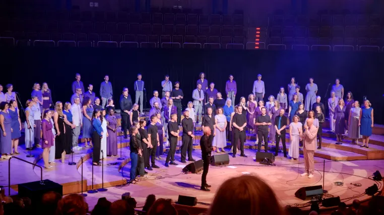 Bonner Jazzchor und Vocal Line begeisterten 2.000 Zuschauer:innen in der Kölner Philharmonie Bild: Bonner Jazzchor und Vocal Line begeisterten 2.000 Zuschauer:innen in der Kölner Philharmonie