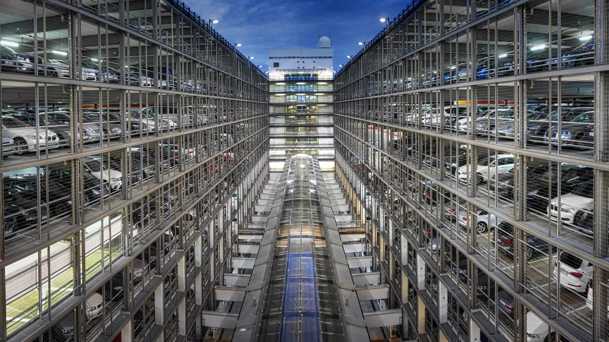 Parkhaus am Flughafen (© Bild von Albrecht Fietz auf Pixabay)