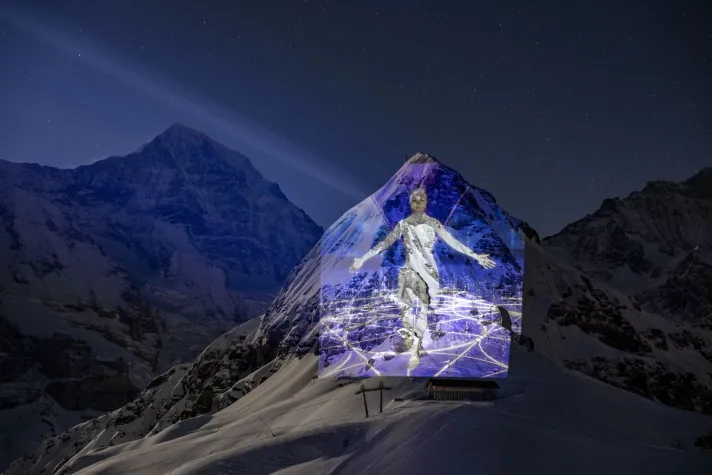 Bild: Neuer Avatar Aya Stellar von Cosmiq Universe mit Liebesbotschaft an Bord gelandet