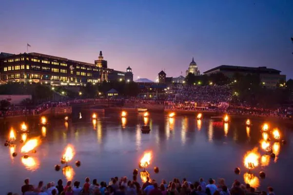 Bild: Feuer und Wasser im Einklang - Das WaterFire Festival lässt Rhode Islands Hauptstadt Providence erstrahlen