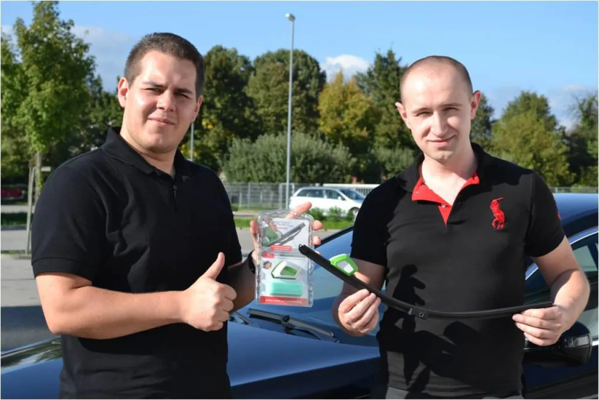 Die eingebaute Klinge trennt einen feinen Gummifaden ab.