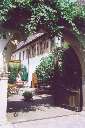Henningers „Wein-Wirtschaft“ im pfälzischen Kallstadt: Gruppen- und Busreisende Bild: Henningers „Wein-Wirtschaft“ im pfälzischen Kallstadt: Gruppen- und Busreisende