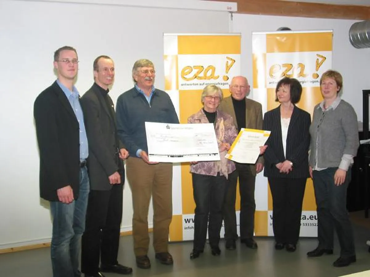 Bildunterschrift: Freude über einen Sanierungszuschuss in Höhe von 500 Euro bzw. ein Wellnesswochenende als Dankeschön für die Bewertung der eza!-Dienstleistungen