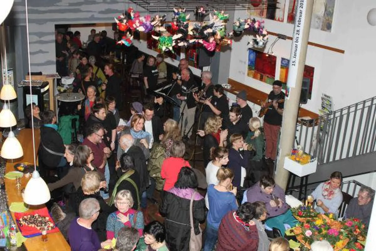 Unter der Decke schweben Engel, in der Linse präsentieren sich die Liebenauer Arbeitswelten.