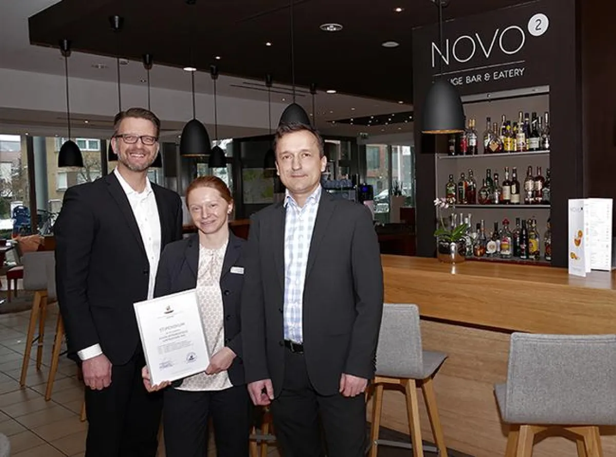 Katja Ihle (Mitte) mit GM Falk Bartels (rechts) und Andreas Budach (Foto: Novotel Erlangen)