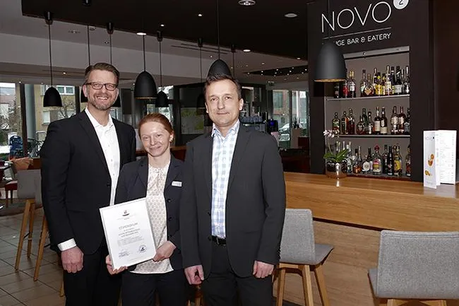 Katja Ihle vom Novotel Erlangen erhält Teekanne-Stipendium Bild: Katja Ihle vom Novotel Erlangen erhält Teekanne-Stipendium