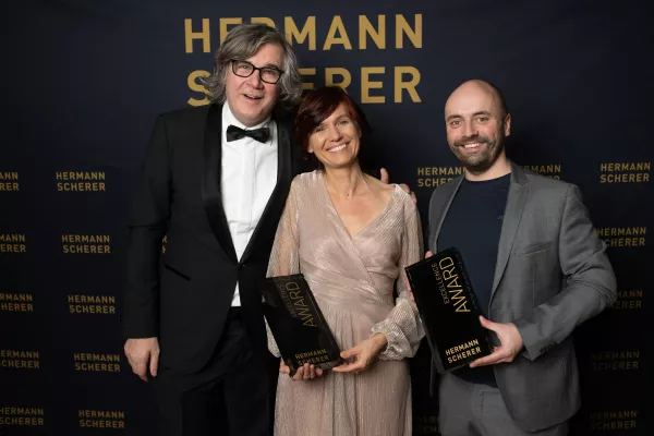 Bild: Urologin Dr. Monika Kibele und Julian Moosmann erhalten den Excellence Award