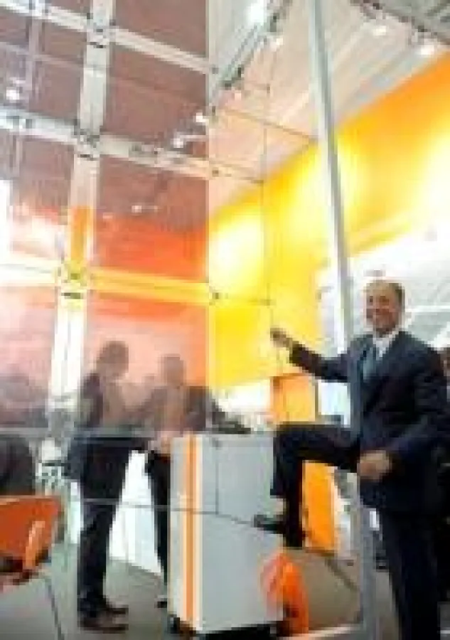 Konarkas CEO Howard Berke mit Power Plastic (c) Konarka
