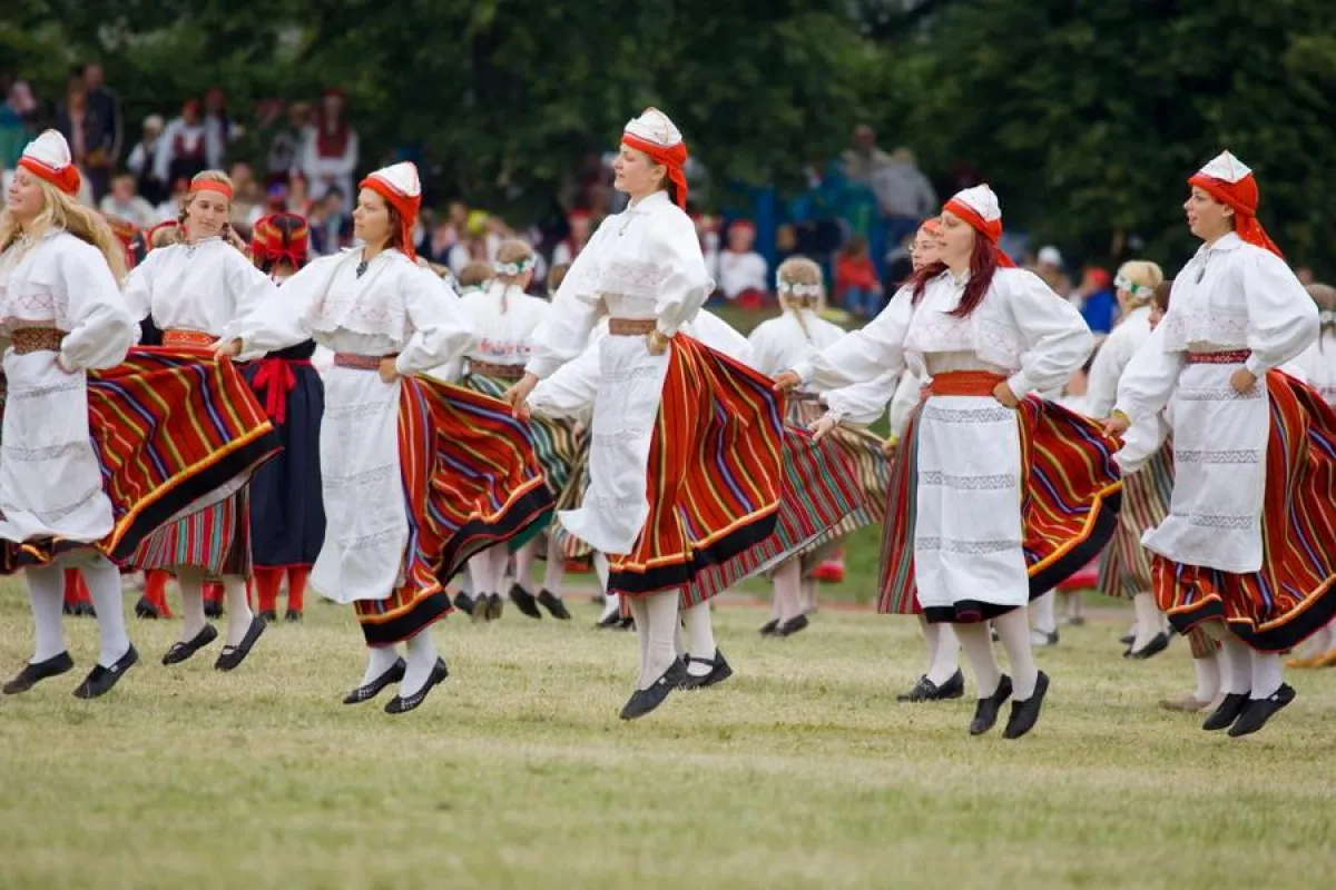 Tänzerinnen beim Sänger- und Tanzfest im Baltikum