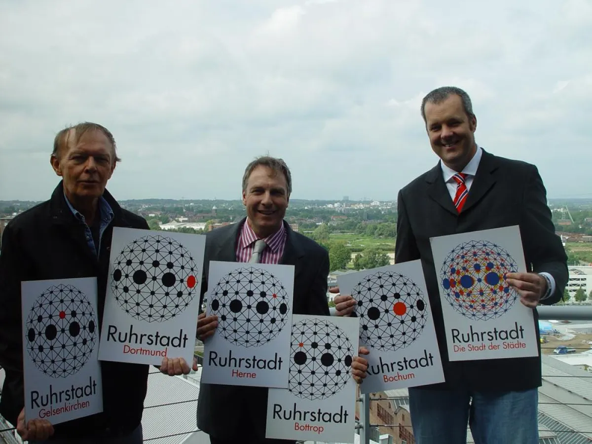 Hoch über der Ruhrstadt präsentieren (v.l.) Prof. Harald Schlüter, Martin Poettgen und Peter Sonnenschein die Ruhrstadt-Logos