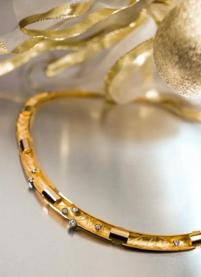 Highlight der Herbstkollektion; Das Collier Col Precious aus Gelbgold mit Diamamanten