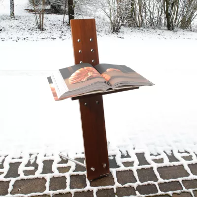Bild:  Das perfekte Stehpult für das neue LOEWE-Buch "Crafted World" von Jonathan Anderson
