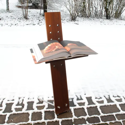 Das perfekte Stehpult für das neue LOEWE-Buch "Crafted World" von Jonathan Anderson Bild: Das perfekte Stehpult für das neue LOEWE-Buch "Crafted World" von Jonathan Anderson