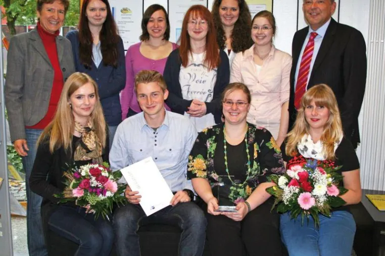 "Sehr gut": NWB Azubis unter den besten ihres Jahrgangs Bild: "Sehr gut": NWB Azubis unter den besten ihres Jahrgangs