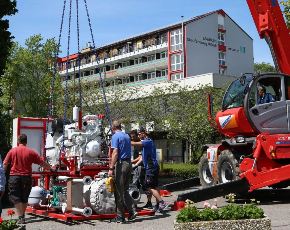 Anlieferung eines Blockheizkraftwerks in der MediClin Staufenburg Klinik in Durbach, 20. Juni 2014