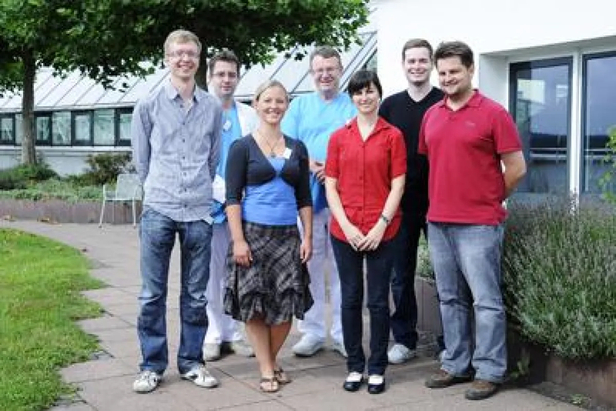 Die neuen PJ-Studenten in der Zentralklinik mit OA Dr. Stephan Heiland (links) und Prof. Dr. Norbert Presselt