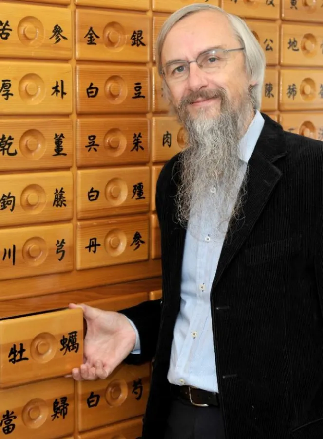 Dr. med. Fritz Friedl behandelt seine Patienten mit chinesischen Heilpflanzen